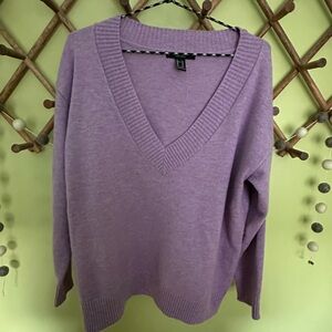 Forever 21 | M | Lavender V-Neck Pullover Sweater